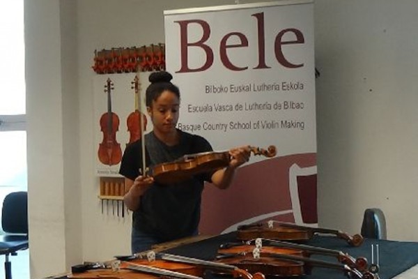 Entrega de los instrumentos a los estudiantes dentro del Programa de Préstamo de BELE