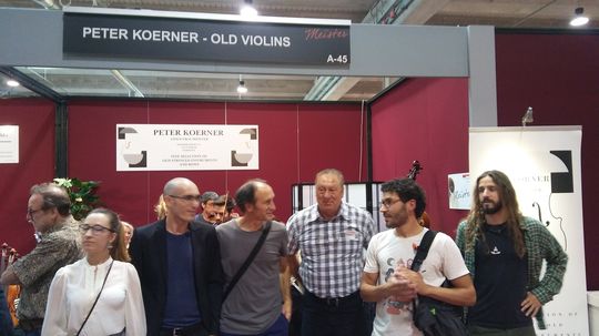 Profesor y alumnos de Bele con Peter Körner en medio 